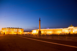 Дворцовая площадь в Санкт-Петербурге ночью