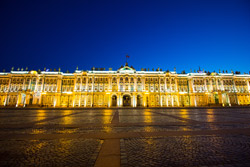 Дворцовая площадь в Санкт-Петербурге ночью