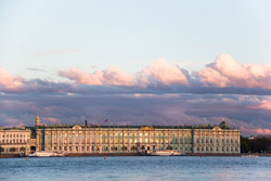 Зимний Дворец в Санкт-Петербурге - вид с Невы