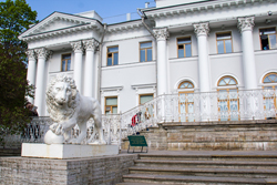 Львы на Елагином острове в Санкт-Петербурге