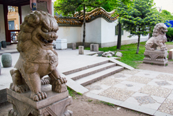 Львы в китайском дворике в Санкт-Петербурге