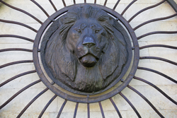 Львы у зоопарка в Санкт-Петербурге