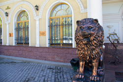 Львы у зоопарка в Санкт-Петербурге