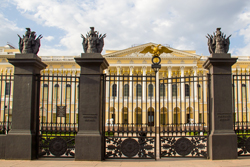 Львы на входе в Русский музей в Санкт-Петербурге