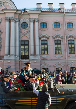 9 мая 2015 в Санкт-Петербурге - коллнна ретротранспорта