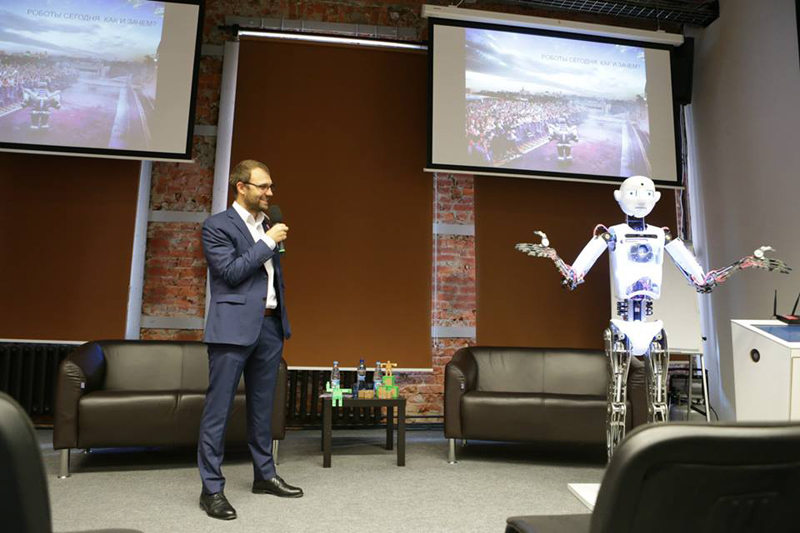 2 января - 13 марта 2015 - выставка «Бал роботов» в креативном пространстве «Ткачи» в Санкт-Петербурге