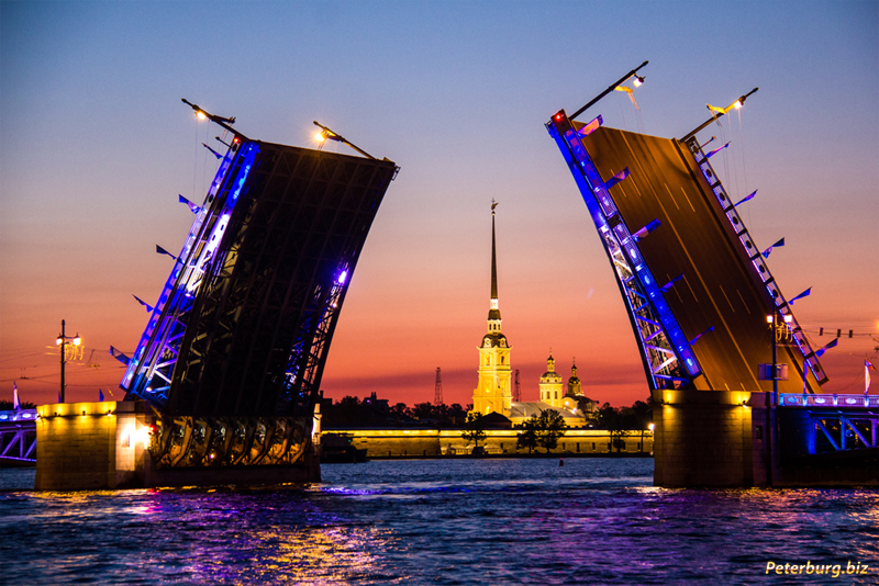 Дворцовый мост в Санкт-Петербурге ночью